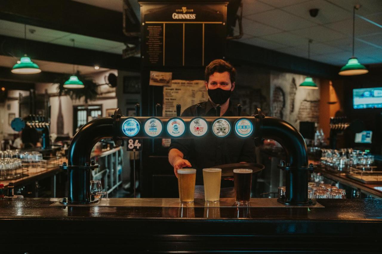 The Bealey Quarter Christchurch Exterior foto A bartender at work